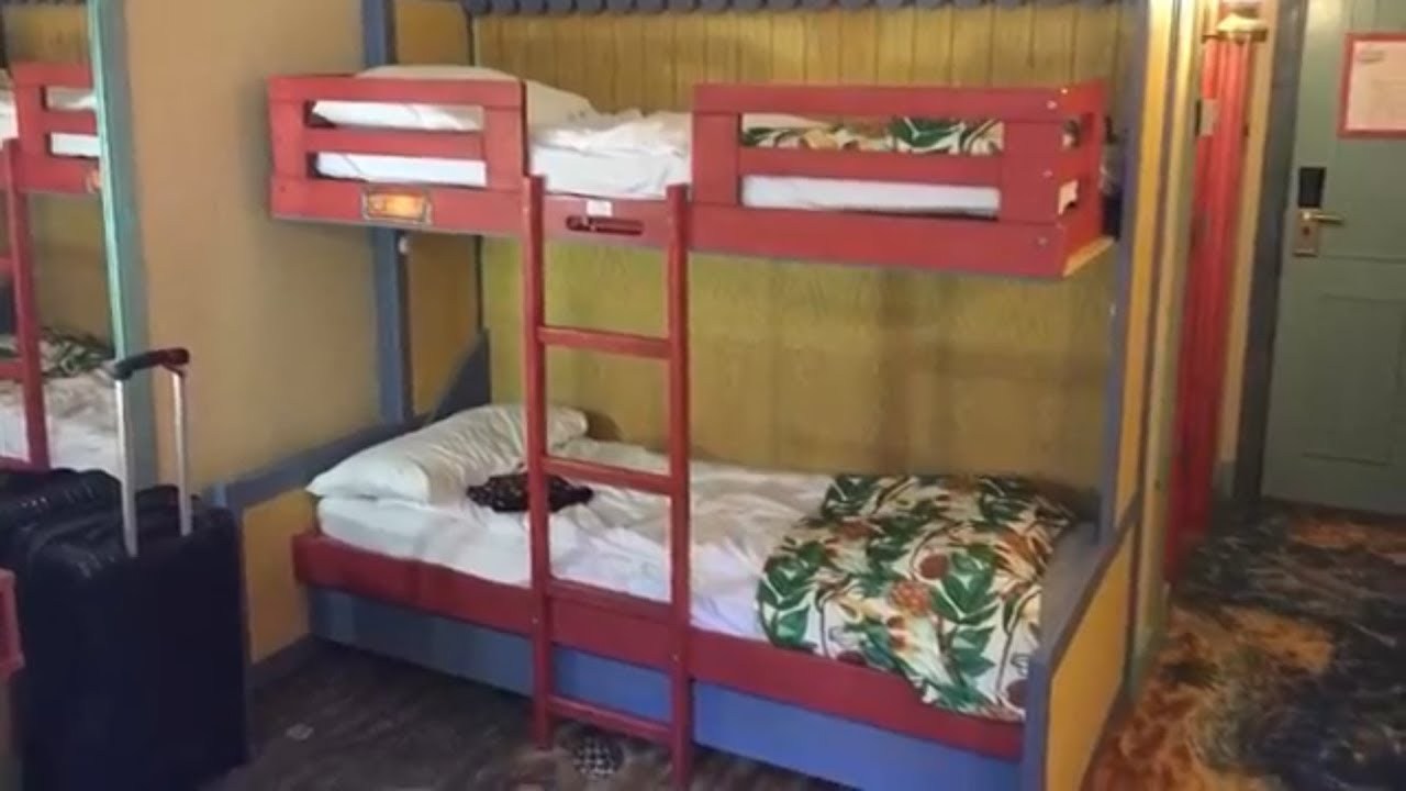 alton towers splash landing hotel