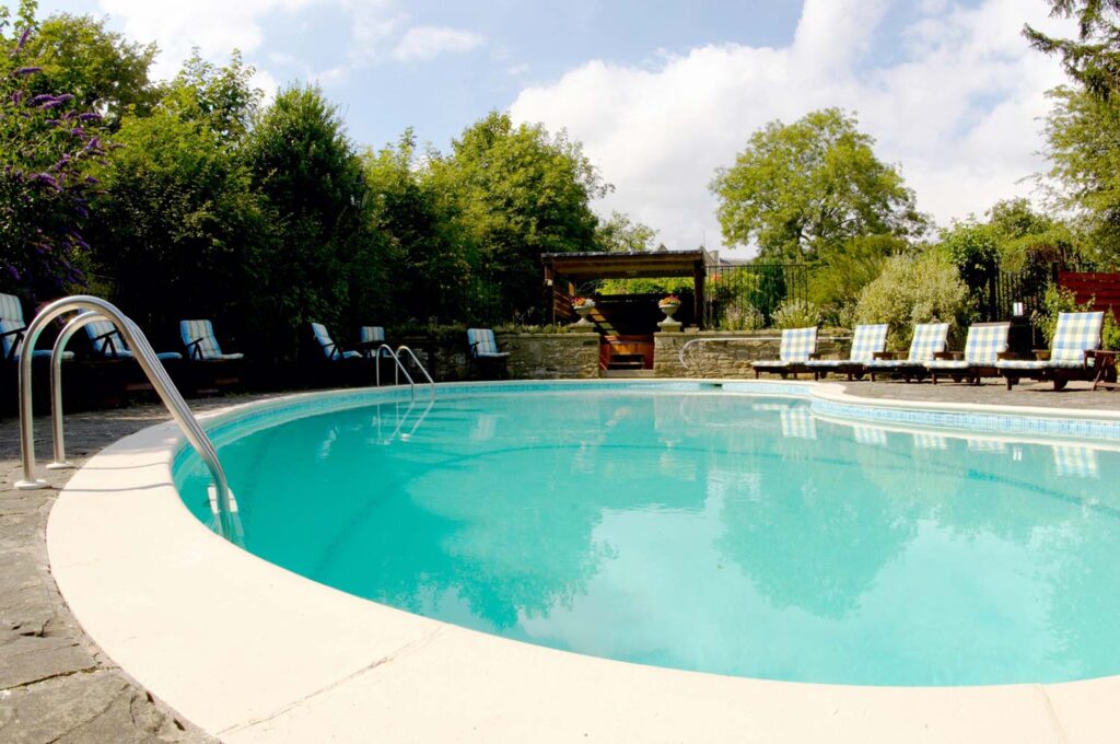 hotels with outdoor pools